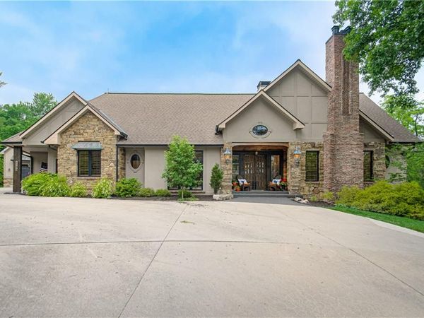8700 Meadow Lane, Leawood, KS 66206