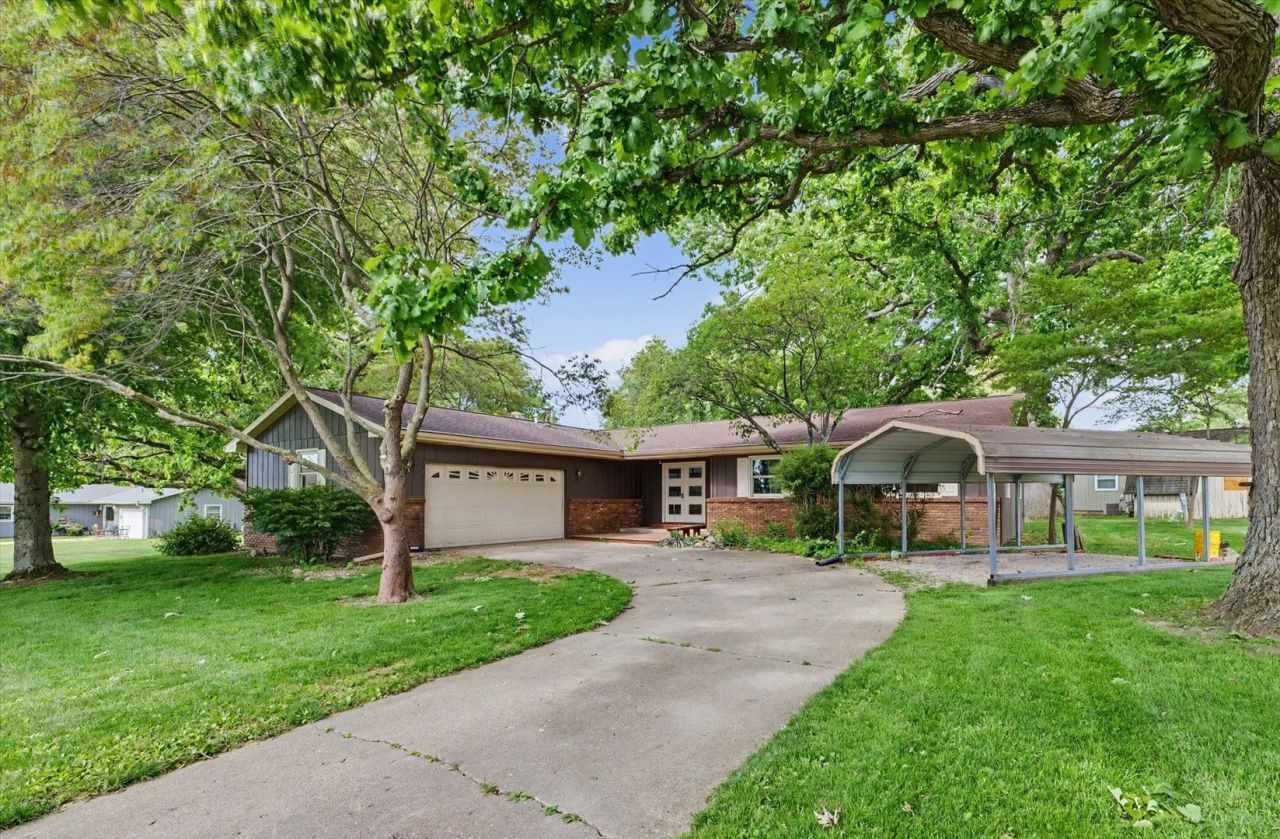 9 Dunlap Woods , Sidney, IL 61877