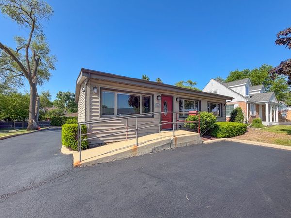 1825 E Roosevelt Road, Wheaton, IL 60187