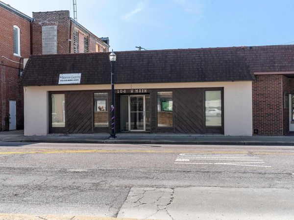 104 W MAIN Street, Benton, IL 62812