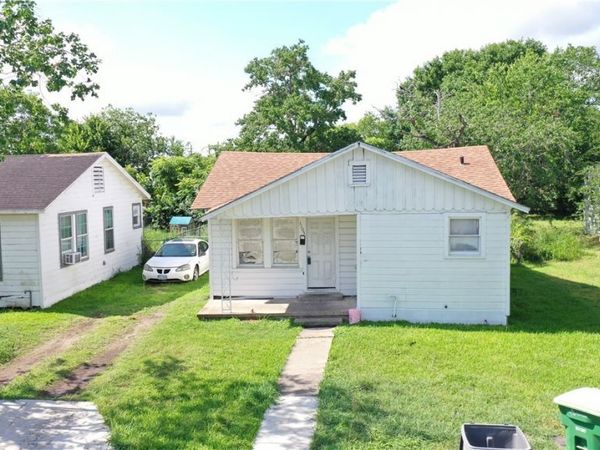 1105 E San Antonio Street , Victoria, TX 77901