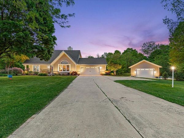 1004 Winnebago Cir, Richfield, WI 53033