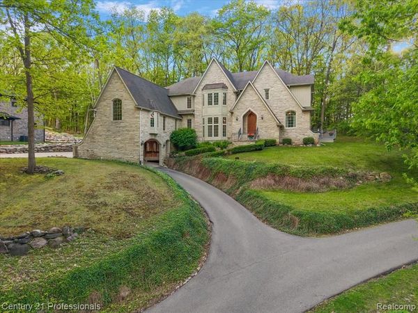 6705 College Park Drive, Springfield Twp, MI 48346