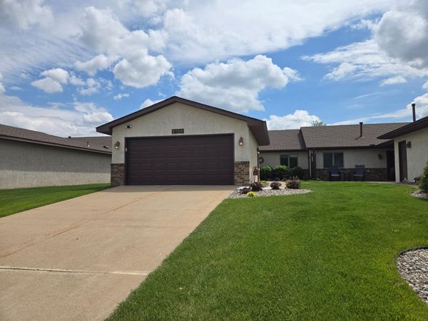 2126 Vierling Drive E, Shakopee, MN 55379