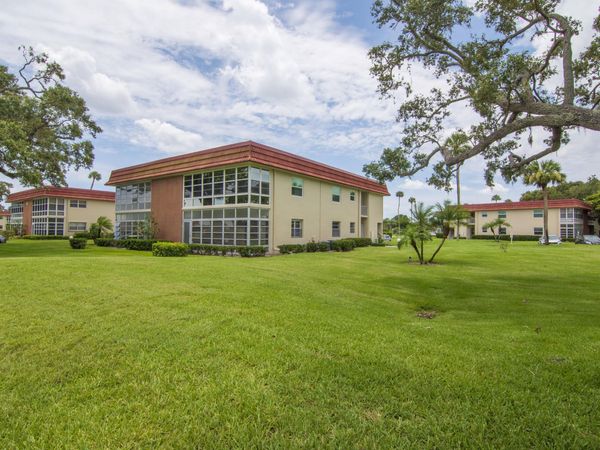 61 Woodland Drive, Unit 106, Vero Beach, FL 32962