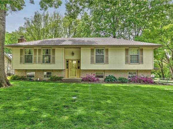 5816 Whispering Oaks Lane, Kansas City, MO 64152
