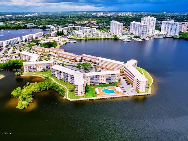 2980 Point East Dr, Unit D310, Aventura, FL 33160