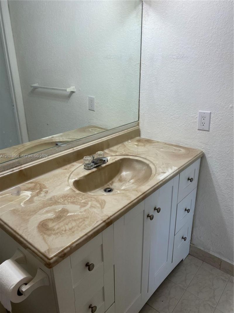 1300 W 47th Pl , Unit 118, Hialeah, FL 33012 Photo