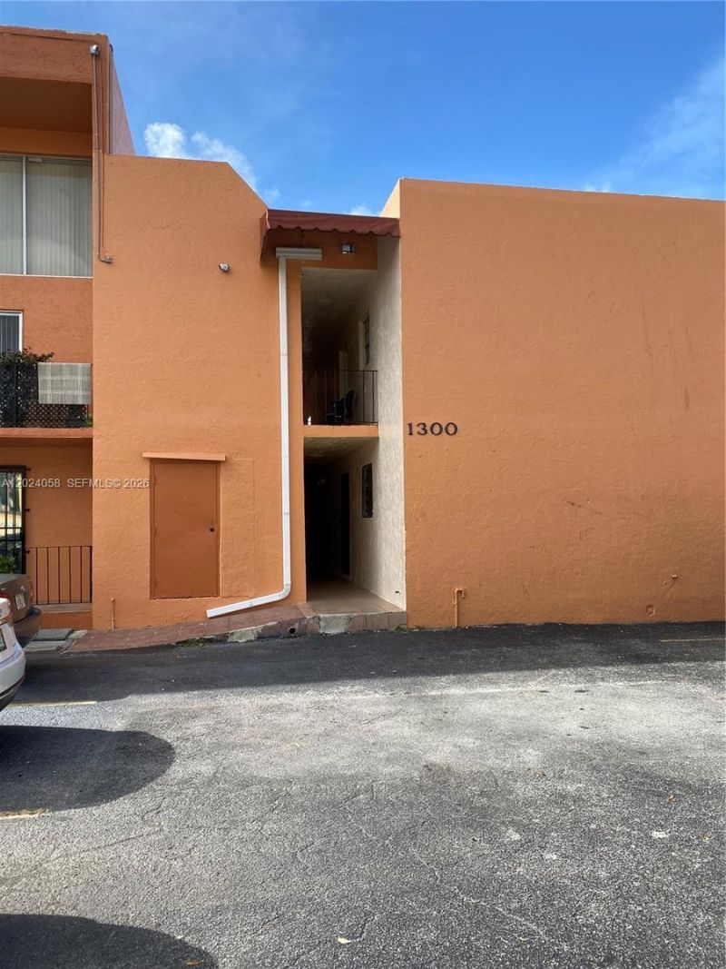1300 W 47th Pl , Unit 118, Hialeah, FL 33012 Photo