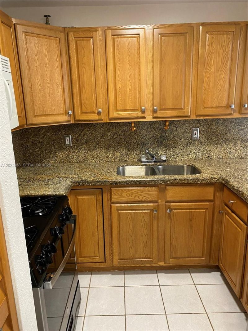 1300 W 47th Pl , Unit 118, Hialeah, FL 33012 Photo
