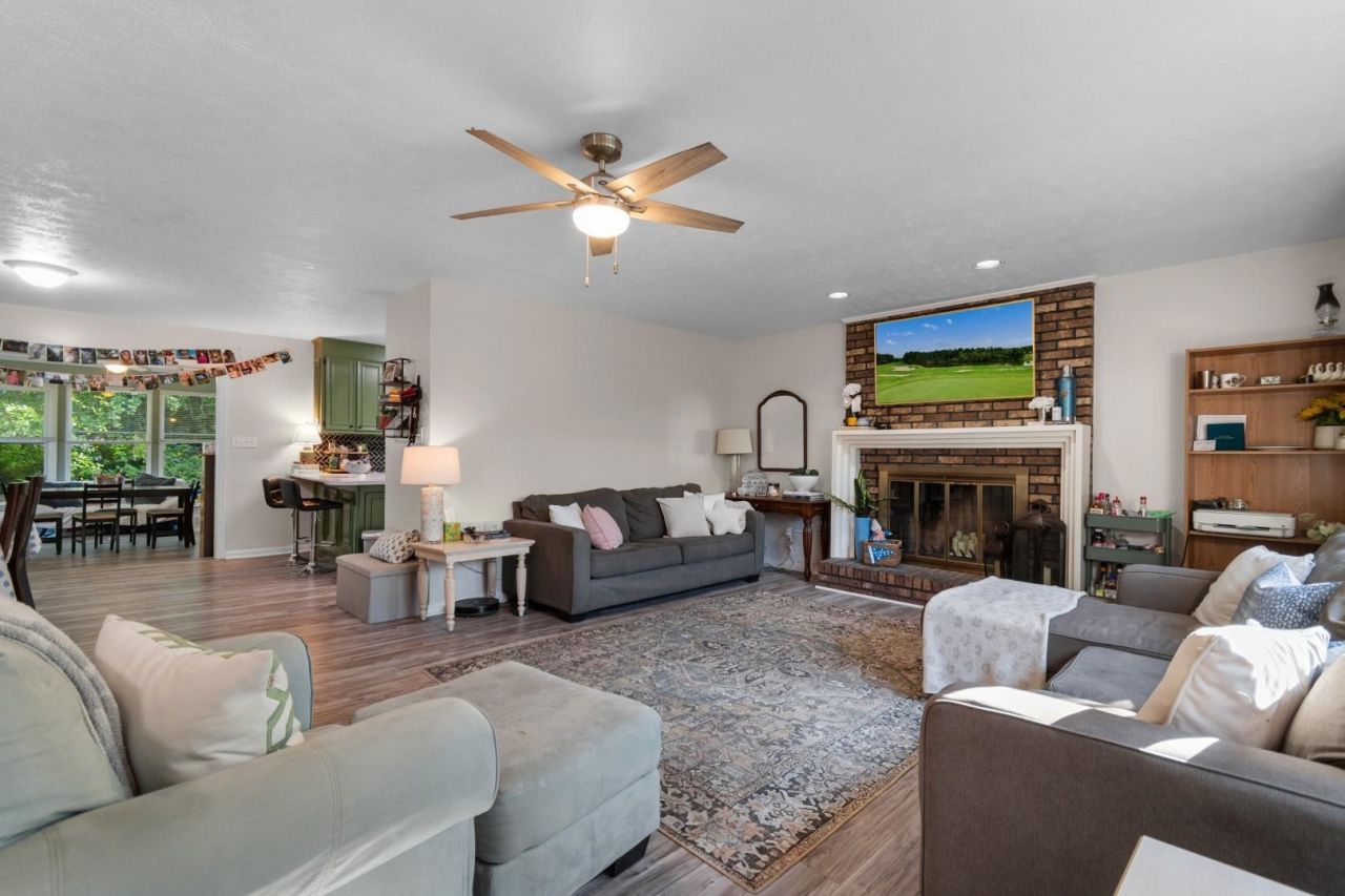 148 University Dr. Photo 10