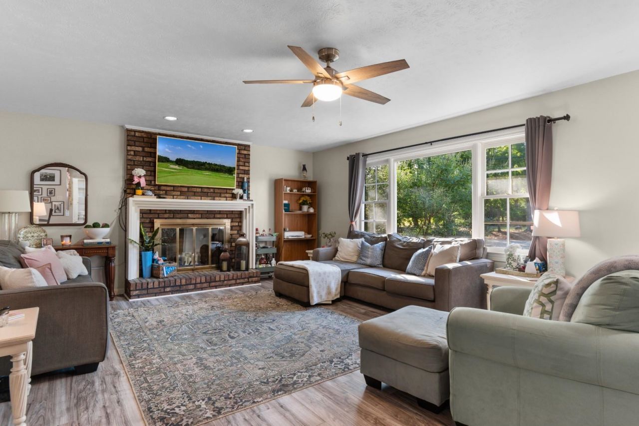 148 University Dr. Photo 11
