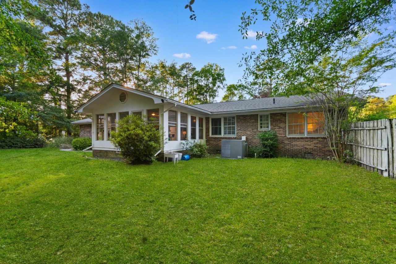 148 University Dr. Photo 29