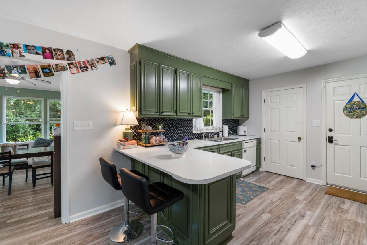148 University Dr. Photo 3