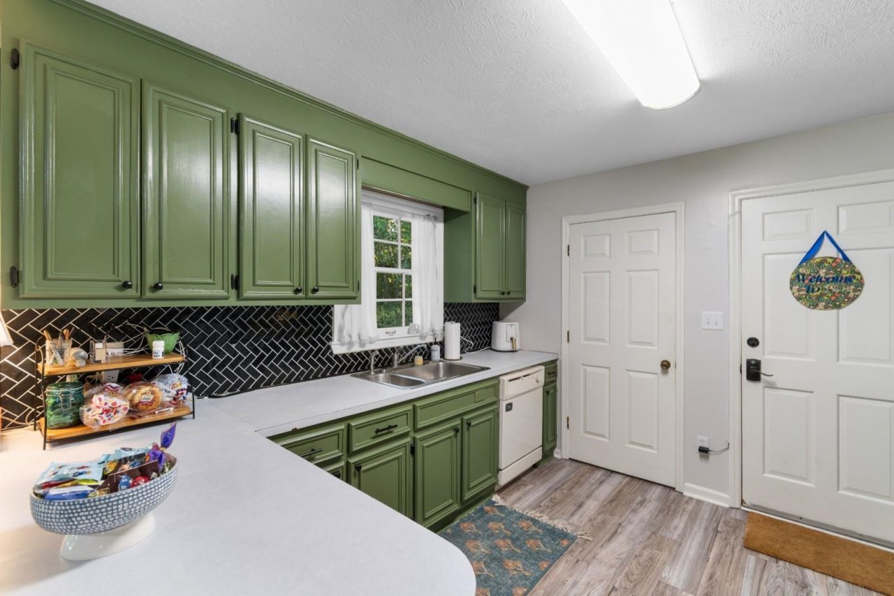 148 University Dr. Photo 4