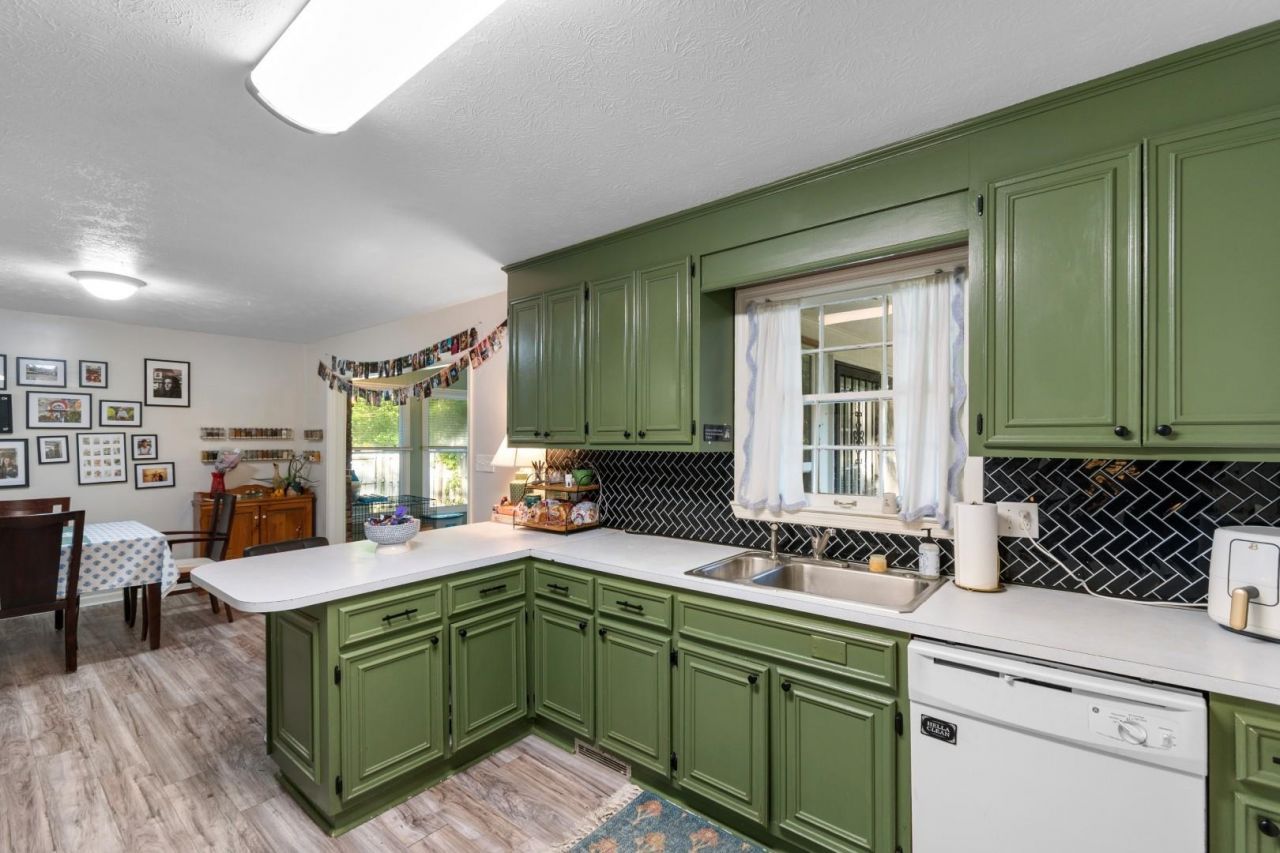 148 University Dr. Photo 5