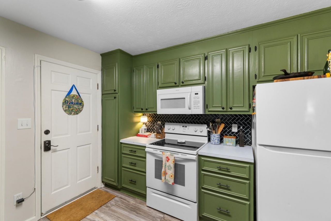 148 University Dr. Photo 7