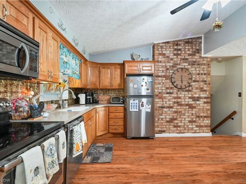 8441 Carriage Hill Drive NE, Warren, OH 44484 Photo 3
