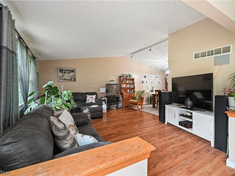 8441 Carriage Hill Drive NE, Warren, OH 44484 Photo 9