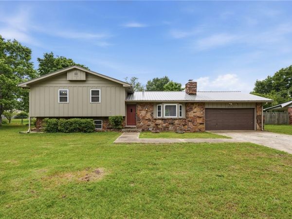 1902 W Granite Street , Siloam Springs, AR 72761