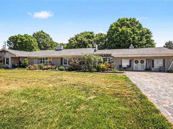 2041 W Main Street , Yadkinville, NC 27055