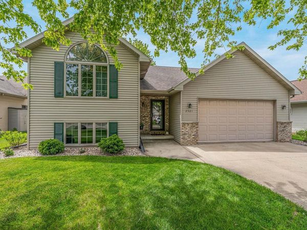 2521 BISHOPS LANE, Neenah, WI 54956