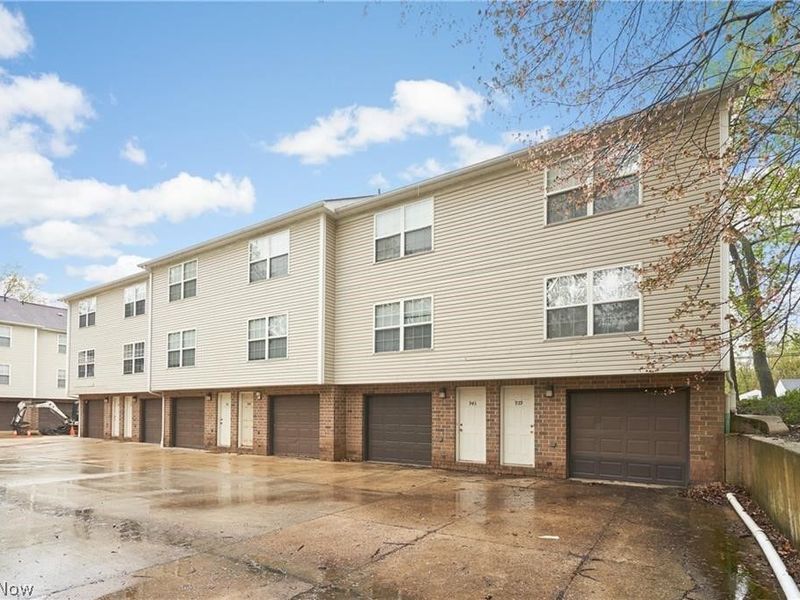 939 Magnolia Avenue, Cuyahoga Falls, OH 44221 Photo 4