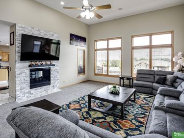 2004 Longview Street , Papillion, NE 68133