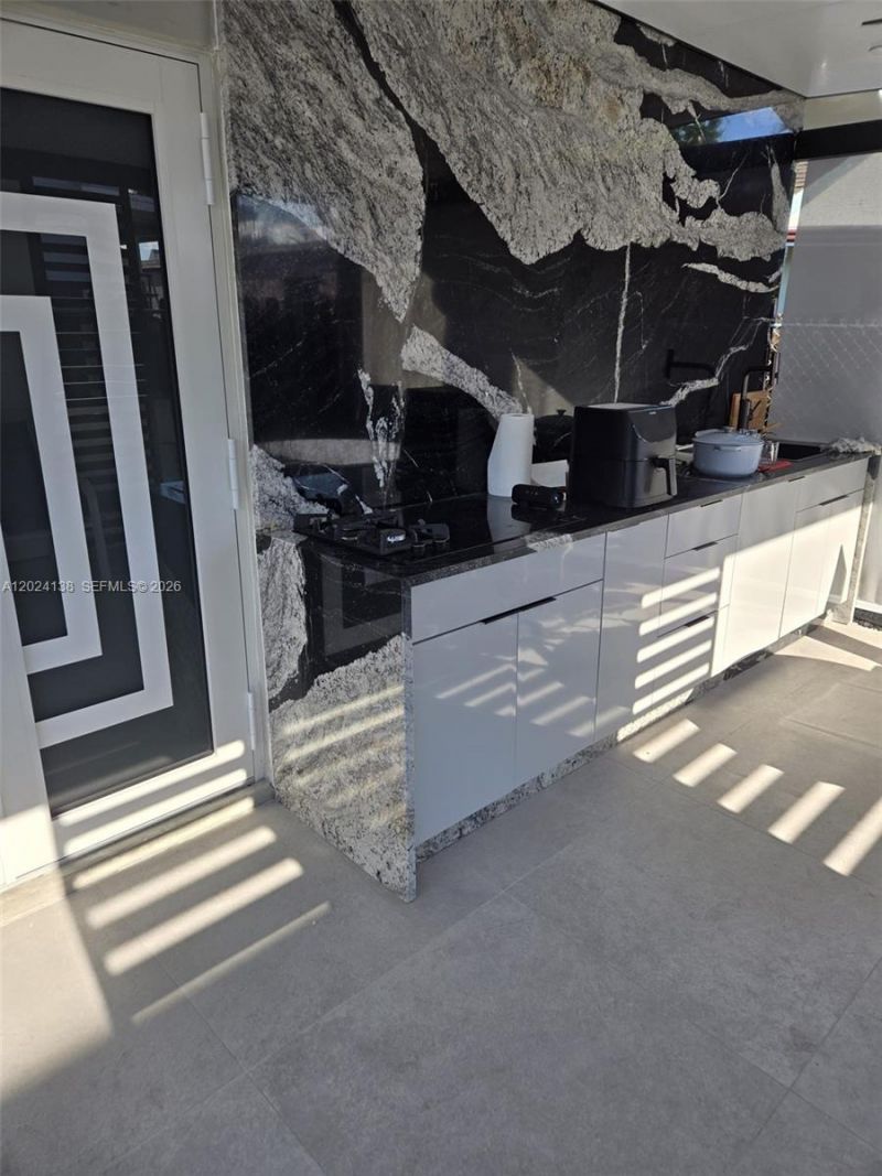 4250 W 10th Ave, Hialeah, FL 33012 Photo