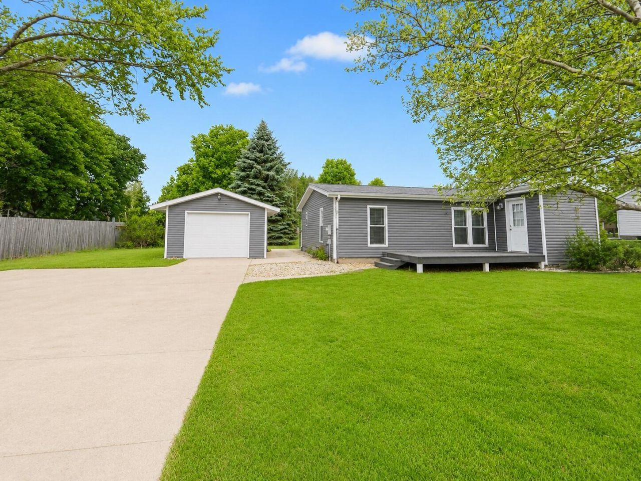 611 Connie Avenue, Fremont, MI 49412 Main Photo