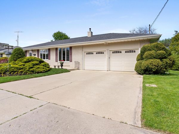 2014 Lexington Dr, Manitowoc, WI 54220