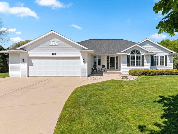 715 HICKORY VALLEY COURT, De Pere, WI 54115