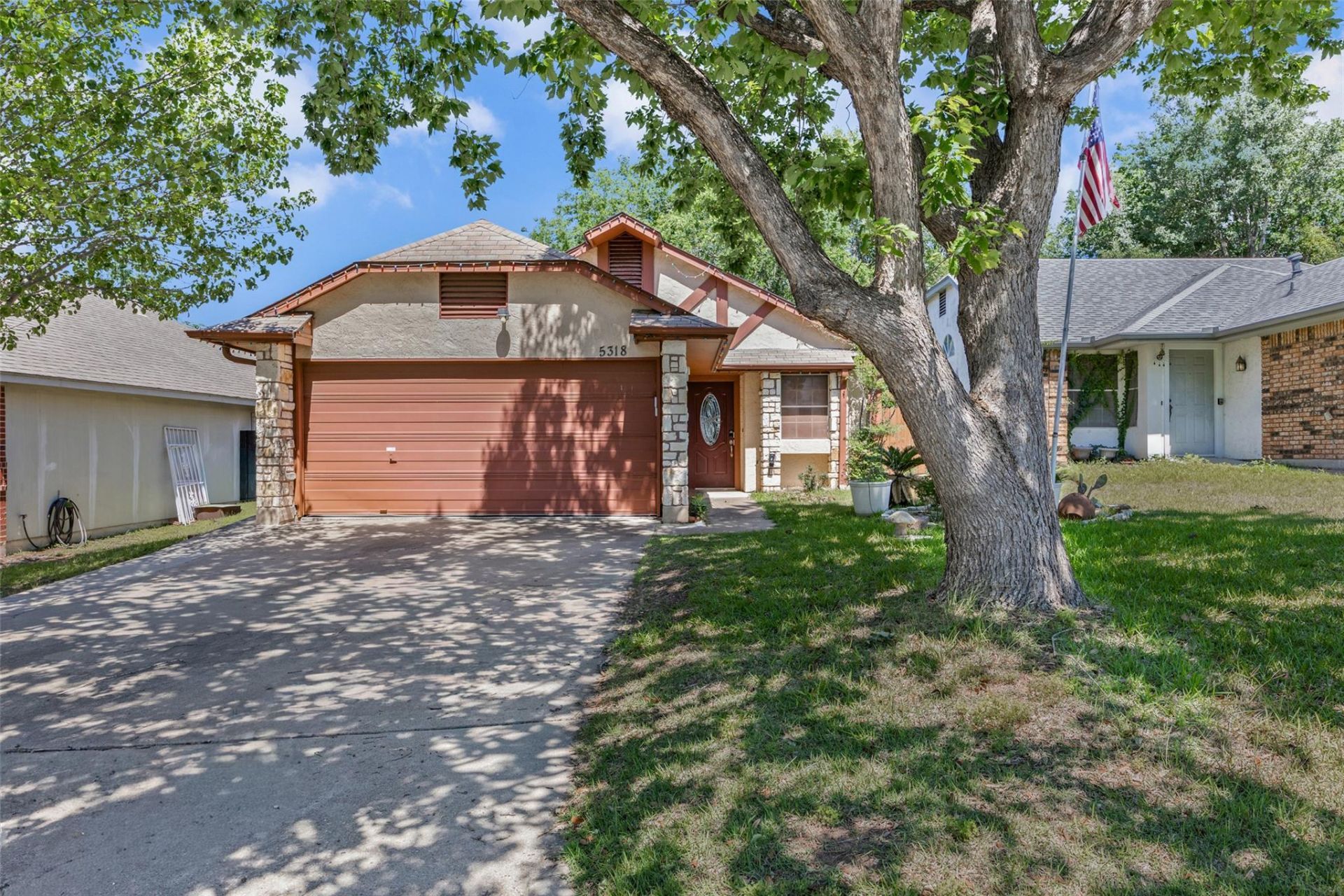 5318 Walnut Grove Dr, Austin, TX 78744 Main Photo