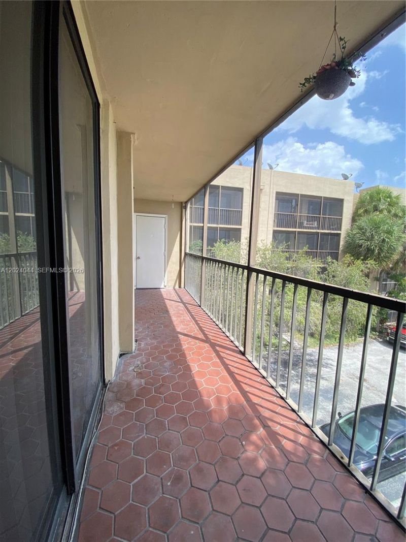 8635 NW 8th Street , Unit 305, Miami, FL 33126 Photo