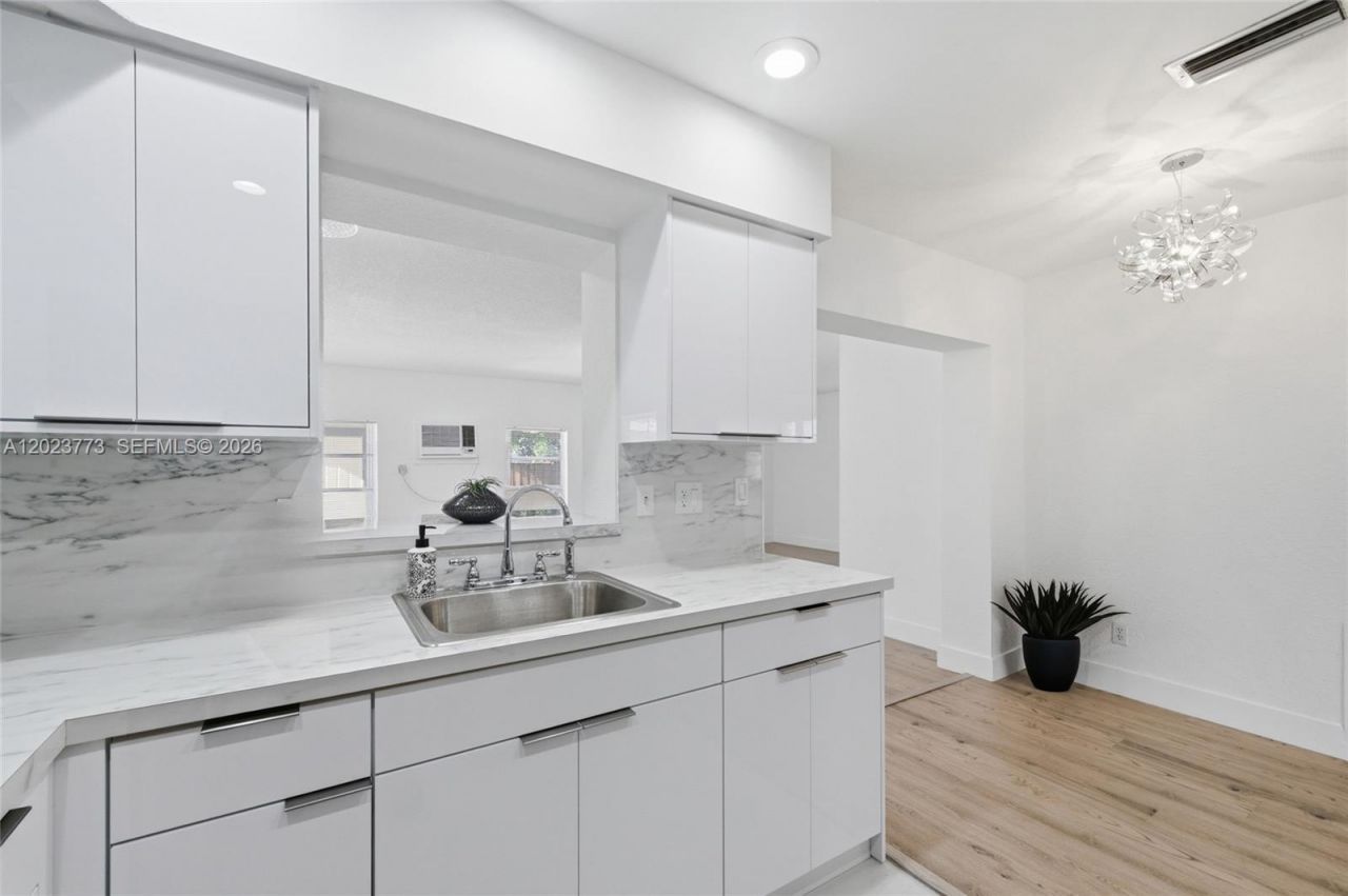 2780 NW 25th St, Fort Lauderdale, FL 33311 Photo