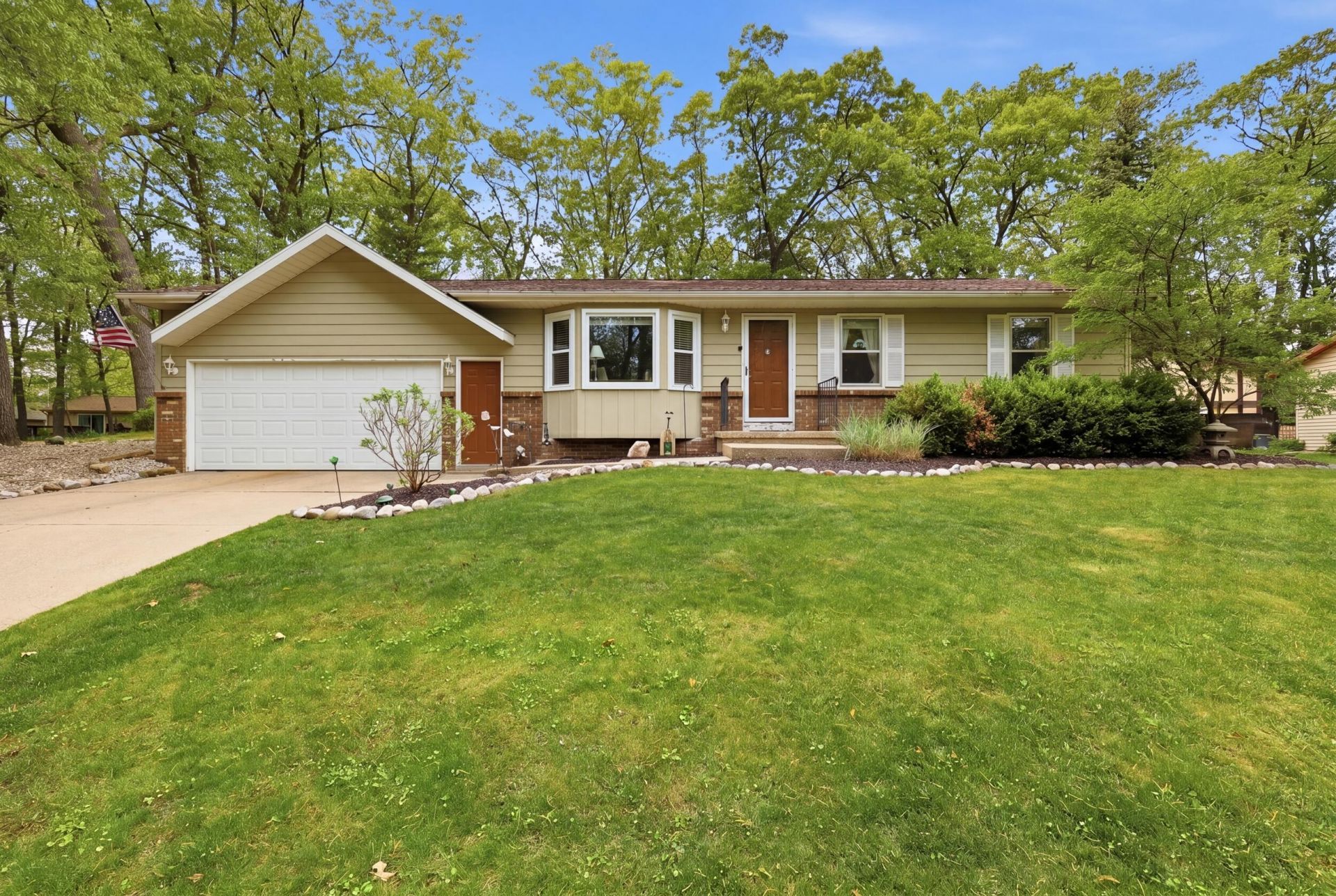 2433 Glen Valley Drive Nw, Grand Rapids, MI 49544 Main Photo