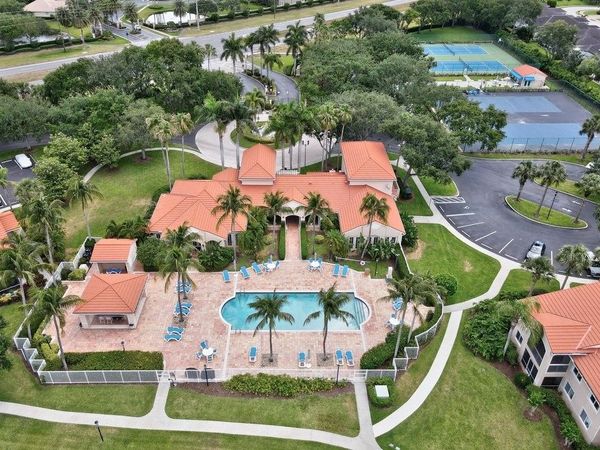 1590 S 42nd Circle, Unit 207, Vero Beach, FL 32967