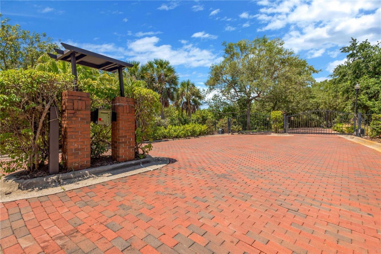 2852 Bayshore Trails Dr, Tampa, FL 33611 Photo
