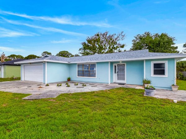662 SE Essex Drive, Port St. Lucie, FL 34984