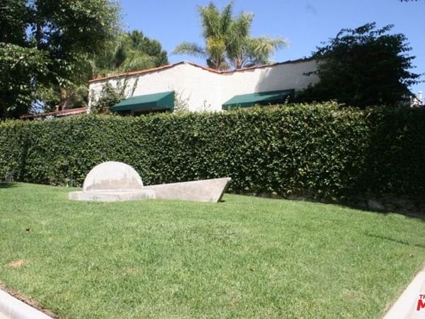 8715 Sherwood Drive, West Hollywood, CA 90069
