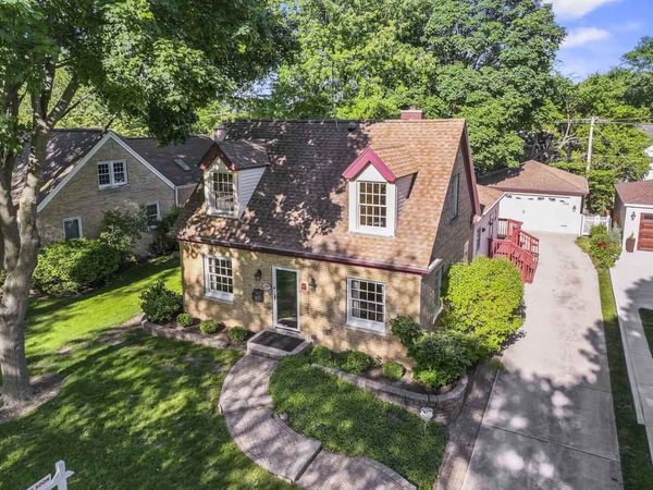 107 N Elmhurst Avenue , Mount Prospect, IL 60056