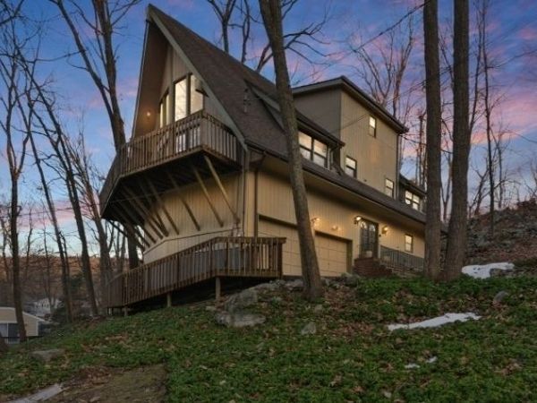 561 E Shore Trl, Byram, NJ 07871