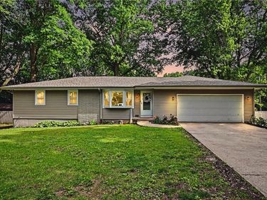 321 Matthews Lane, Gower, MO 64454