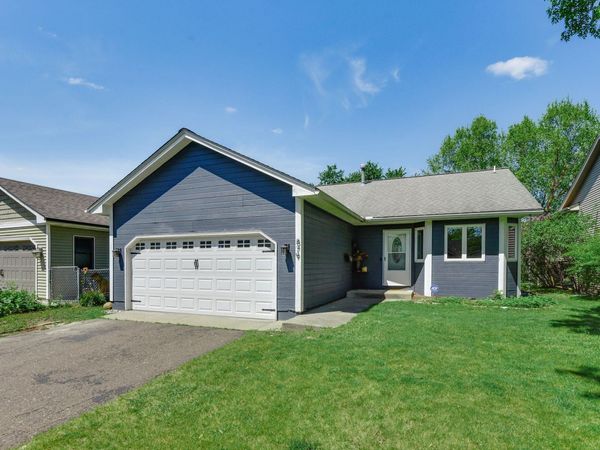 879 Iowa Avenue W, Saint Paul, MN 55117