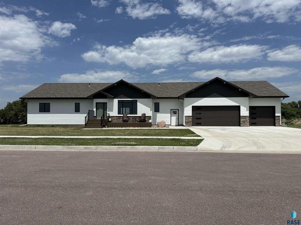 418 W 5th St, Freeman, SD 57029