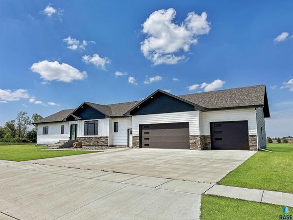 418 W 5th St, Freeman, SD 57029