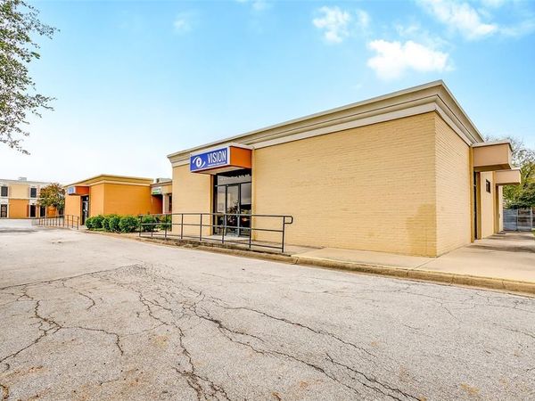 1340 S Main Street , Grapevine, TX 76051