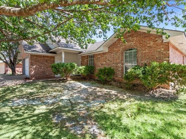 706 Rolling Hills Drive, Hewitt, TX 76643