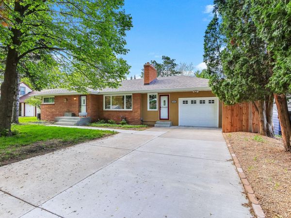 676 Shryer Avenue W, Roseville, MN 55113