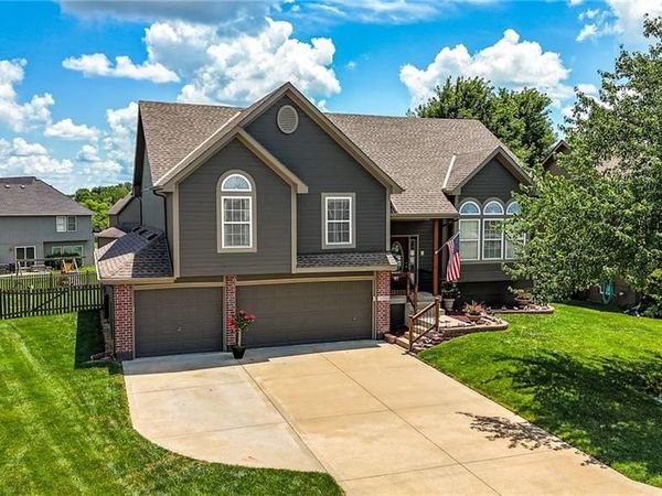 2353 SW Switchback Court, Lee's Summit, MO 64082
